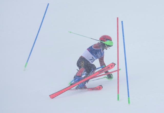 (260216) -- BORMIO, Feb. 16, 2026 (Xinhua) -- Liu Xiaochen of China competes during the alpine skiing men's slalom event at the Milan-Cortina 2026 Olympic Winter Games in Bormio, Italy, Feb. 16, 2026. (Xinhua/Hu Huhu)