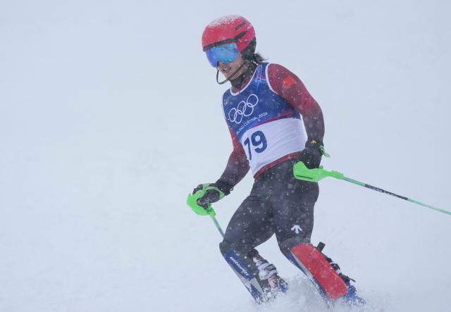 (260216) -- BORMIO, Feb. 16, 2026 (Xinhua) -- Liu Xiaochen of China competes during the alpine skiing men's slalom event at the Milan-Cortina 2026 Olympic Winter Games in Bormio, Italy, Feb. 16, 2026. (Xinhua/Hu Huhu)