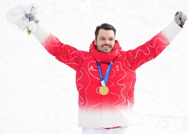 (260216) -- BORMIO, Feb. 16, 2026 (Xinhua) -- Loic Meillard of Switzerland poses for photos during the awarding ceremony of the alpine skiing men's slalom event at the Milan-Cortina 2026 Olympic Winter Games in Bormio, Italy, Feb. 16, 2026. (Xinhua/Hu Huhu)