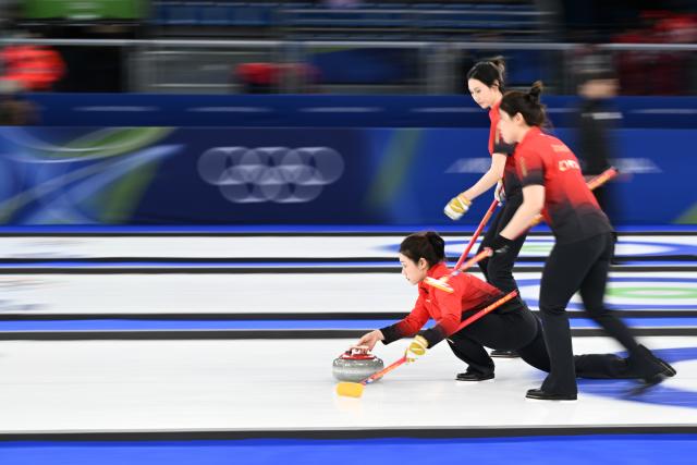 (260216) -- CORTINA D'AMPEZZO, Feb. 16, 2026 (Xinhua) -- Han Yu of China competes during the curling women round robin session 7 match between China and Canada at the 2026 Milan-Cortina Winter Olympics in Cortina, Italy, Feb. 16, 2026. (Xinhua/Lian Yi)