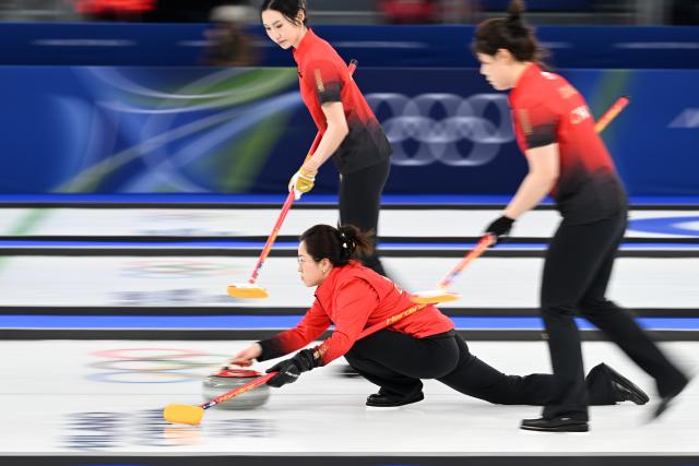 (260216) -- CORTINA D'AMPEZZO, Feb. 16, 2026 (Xinhua) -- Wang Rui of China competes during the curling women round robin session 7 match between China and Canada at the 2026 Milan-Cortina Winter Olympics in Cortina, Italy, Feb. 16, 2026. (Xinhua/Lian Yi)