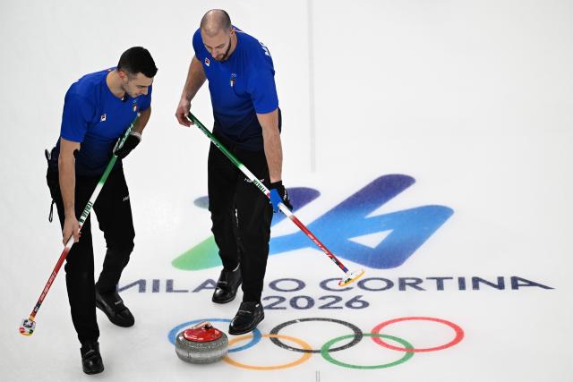 (260216) -- CORTINA D'AMPEZZO, Feb. 16, 2026 (Xinhua) -- Amos Mosaner (R) of Italy competes during the curling men's round robin session 8 match between China and Italy at the 2026 Milan-Cortina Winter Olympics in Cortina, Italy, Feb. 16, 2026. (Xinhua/Lian Yi)