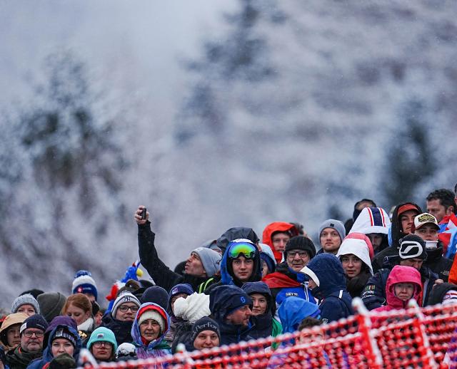 (260216) -- BORMIO, Feb. 16, 2026 (Xinhua) -- Spectators watch the alpine skiing men's slalom event at the Milan-Cortina 2026 Olympic Winter Games in Bormio, Italy, Feb. 16, 2026. (Xinhua/Yan Linyun)