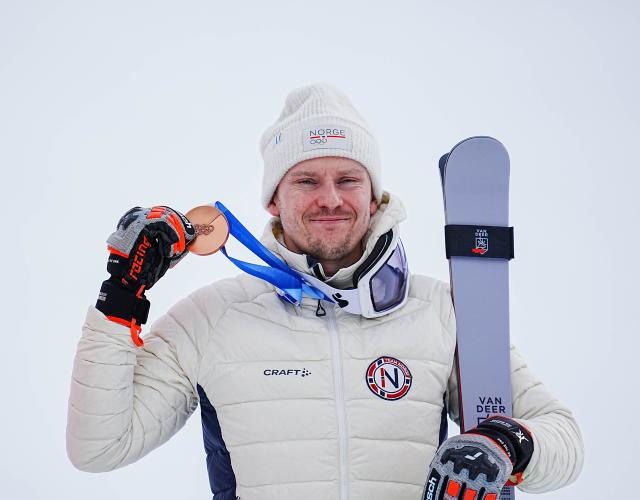 (260216) -- BORMIO, Feb. 16, 2026 (Xinhua) -- Henrik Kristoffersen of Norway poses for photos during the awarding ceremony of the alpine skiing men's slalom event at the Milan-Cortina 2026 Olympic Winter Games in Bormio, Italy, Feb. 16, 2026. (Xinhua/Yan Linyun)