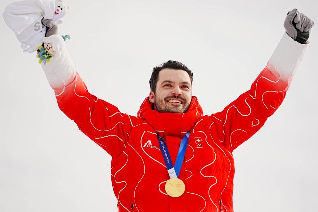 (260216) -- BORMIO, Feb. 16, 2026 (Xinhua) -- Loic Meillard of Switzerland poses for photos during the awarding ceremony of the alpine skiing men's slalom event at the Milan-Cortina 2026 Olympic Winter Games in Bormio, Italy, Feb. 16, 2026. (Xinhua/Yan Linyun)