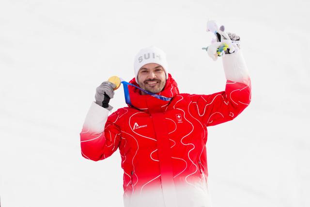 (260216) -- BORMIO, Feb. 16, 2026 (Xinhua) -- Loic Meillard of Switzerland pose for photos during the awarding ceremony of the alpine skiing men's slalom event at the Milan-Cortina 2026 Olympic Winter Games in Bormio, Italy, Feb. 16, 2026. (Xinhua/Yan Linyun)