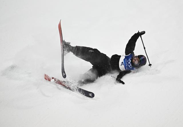 (260216) -- LIVIGNO, Feb. 16, 2026 (Xinhua) -- Liu Mengting of China falls during the training before the freestyle skiing women's freeski big air final at the Milan-Cortina 2026 Olympic Winter Games in Livigno, Italy, Feb. 16, 2026. (Xinhua/Zhang Hongxiang)
