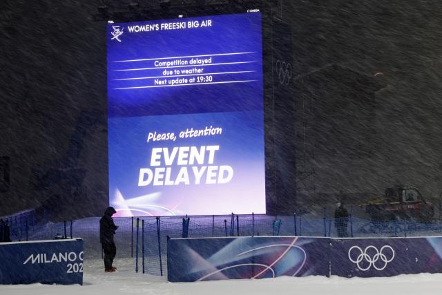 (260216) -- LIVIGNO, Feb. 16, 2026 (Xinhua) -- The freestyle skiing women's freeski big air final is delayed due to weather conditions at the Milan-Cortina 2026 Olympic Winter Games in Livigno, Italy, Feb. 16, 2026. (Xinhua/Wang Peng)