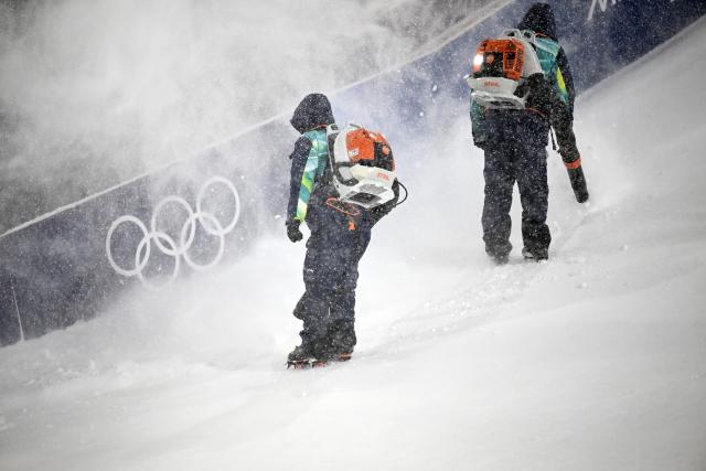(260216) -- LIVIGNO, Feb. 16, 2026 (Xinhua) -- Staff members make preparation before the freestyle skiing women's freeski big air final at the Milan-Cortina 2026 Olympic Winter Games in Livigno, Italy, Feb. 16, 2026. (Xinhua/Xia Yifang)