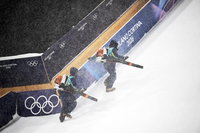 (260216) -- LIVIGNO, Feb. 16, 2026 (Xinhua) -- Staff members make preparation before the freestyle skiing women's freeski big air final at the Milan-Cortina 2026 Olympic Winter Games in Livigno, Italy, Feb. 16, 2026. (Xinhua/Xia Yifang)