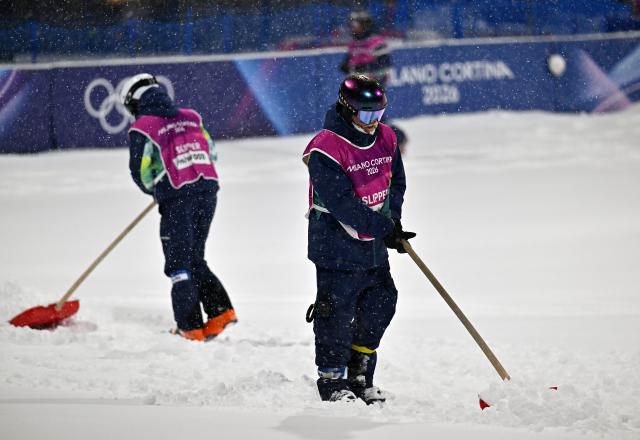 (260216) -- LIVIGNO, Feb. 16, 2026 (Xinhua) -- Staff members make preparation before the freestyle skiing women's freeski big air final at the Milan-Cortina 2026 Olympic Winter Games in Livigno, Italy, Feb. 16, 2026. (Xinhua/Zhang Hongxiang)