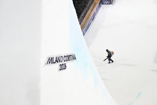 (260216) -- LIVIGNO, Feb. 16, 2026 (Xinhua) -- A staff member makes preparation before the freestyle skiing women's freeski big air final at the Milan-Cortina 2026 Olympic Winter Games in Livigno, Italy, Feb. 16, 2026. (Xinhua/Xia Yifang)