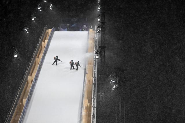 (260216) -- LIVIGNO, Feb. 16, 2026 (Xinhua) -- Staff members make preparation before the freestyle skiing women's freeski big air final at the Milan-Cortina 2026 Olympic Winter Games in Livigno, Italy, Feb. 16, 2026. (Xinhua/Xia Yifang)