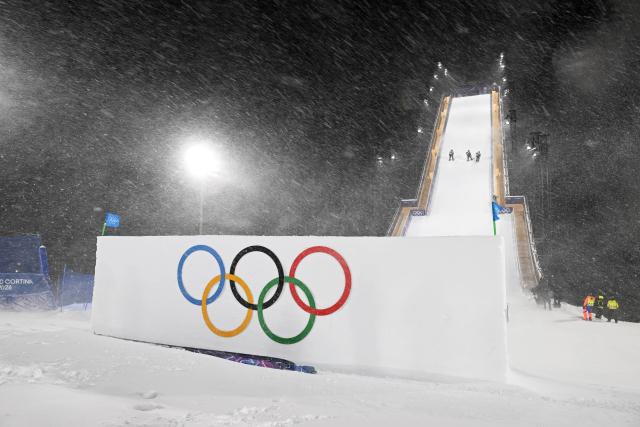 (260216) -- LIVIGNO, Feb. 16, 2026 (Xinhua) -- Staff members make preparation before the freestyle skiing women's freeski big air final at the Milan-Cortina 2026 Olympic Winter Games in Livigno, Italy, Feb. 16, 2026. (Xinhua/Xia Yifang)