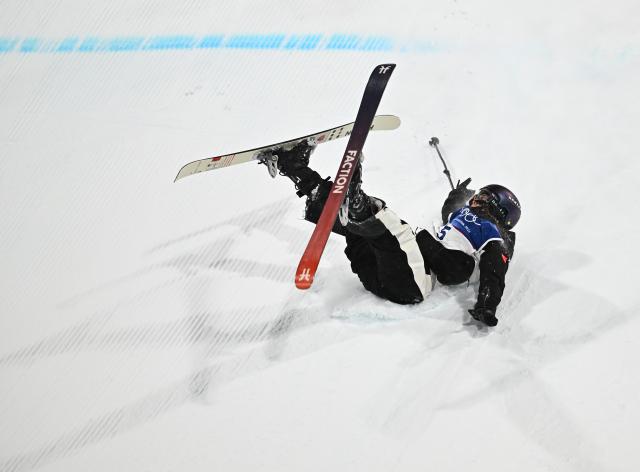 (260216) -- LIVIGNO, Feb. 16, 2026 (Xinhua) -- Liu Mengting of China falls during the training before the freestyle skiing women's freeski big air final at the Milan-Cortina 2026 Olympic Winter Games in Livigno, Italy, Feb. 16, 2026. (Xinhua/Zhang Hongxiang)