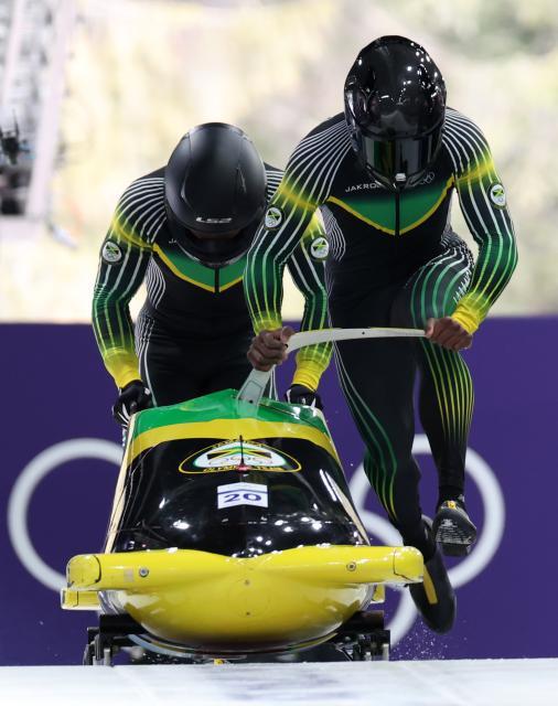 (260216) -- CORTINA D'AMPEZZO, Feb. 16, 2026 (Xinhua) -- Shane Pitter/Junior Harris of Jamaica compete during the bobsleigh 2-man heat 1 at the 2026 Milan-Cortina Winter Olympics in Cortina, Italy, Feb. 15, 2026. (Xinhua/Ding Xu)