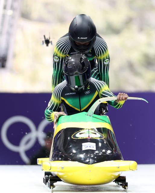 (260216) -- CORTINA D'AMPEZZO, Feb. 16, 2026 (Xinhua) -- Shane Pitter/Junior Harris of Jamaica compete during the bobsleigh 2-man heat 1 at the 2026 Milan-Cortina Winter Olympics in Cortina, Italy, Feb. 15, 2026. (Xinhua/Ding Xu)
