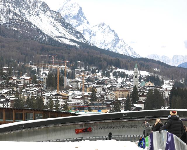 (260216) -- CORTINA D'AMPEZZO, Feb. 16, 2026 (Xinhua) -- Li Chunjian/Ye Jielong of China compete during the bobsleigh 2-man heat 2 at the 2026 Milan-Cortina Winter Olympics in Cortina, Italy, Feb. 15, 2026. (Xinhua/Ding Xu)