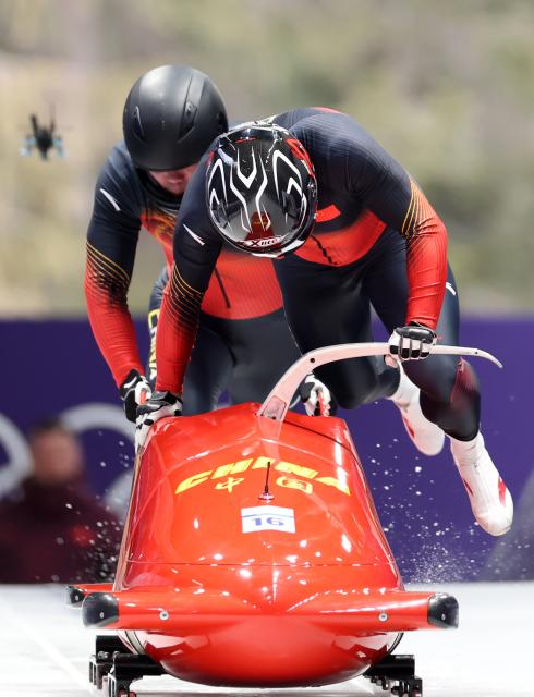 (260216) -- CORTINA D'AMPEZZO, Feb. 16, 2026 (Xinhua) -- Sun Kaizhi/An Tai of China compete during the bobsleigh 2-man heat 1 at the 2026 Milan-Cortina Winter Olympics in Cortina, Italy, Feb. 15, 2026. (Xinhua/Ding Xu)