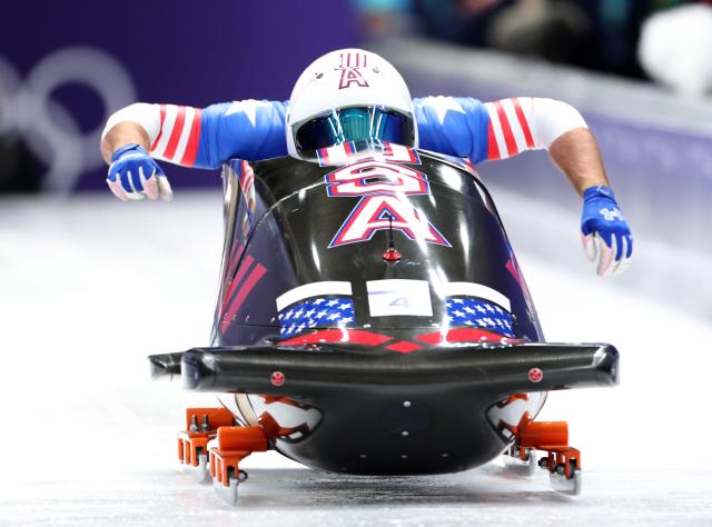 (260216) -- CORTINA D'AMPEZZO, Feb. 16, 2026 (Xinhua) -- Frankie del Duca/Joshua Williamson of the United States compete during the bobsleigh 2-man heat 1 at the 2026 Milan-Cortina Winter Olympics in Cortina, Italy, Feb. 15, 2026. (Xinhua/Ding Xu)