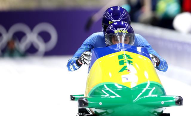 (260216) -- CORTINA D'AMPEZZO, Feb. 16, 2026 (Xinhua) -- EL Bindilatti/Luis Bacca Goncalves of Brazil compete during the bobsleigh 2-man heat 1 at the 2026 Milan-Cortina Winter Olympics in Cortina, Italy, Feb. 15, 2026. (Xinhua/Ding Xu)