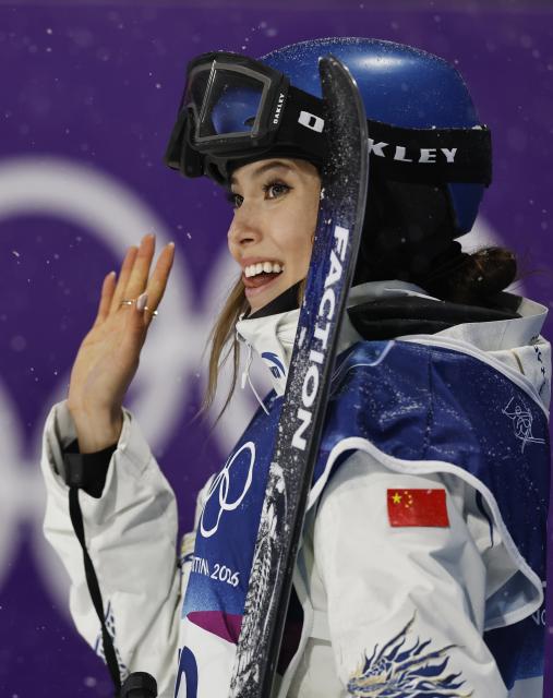 (260216) -- LIVIGNO, Feb. 16, 2026 (Xinhua) -- Gu Ailing of China waves during the freestyle skiing women's freeski big air final at the Milan-Cortina 2026 Olympic Winter Games in Livigno, Italy, Feb. 16, 2026. (Xinhua/Wang Peng)