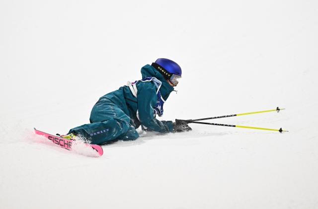 (260216) -- LIVIGNO, Feb. 16, 2026 (Xinhua) -- Mathilde Gremaud of Switzerland falls before the freestyle skiing women's freeski big air final at the Milan-Cortina 2026 Olympic Winter Games in Livigno, Italy, Feb. 16, 2026. (Xinhua/Zhang Hongxiang)