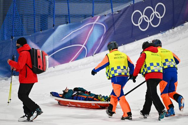 (260216) -- LIVIGNO, Feb. 16, 2026 (Xinhua) -- The injured Mathilde Gremaud of Switzerland is transferred before the freestyle skiing women's freeski big air final at the Milan-Cortina 2026 Olympic Winter Games in Livigno, Italy, Feb. 16, 2026. (Xinhua/Zhang Hongxiang)