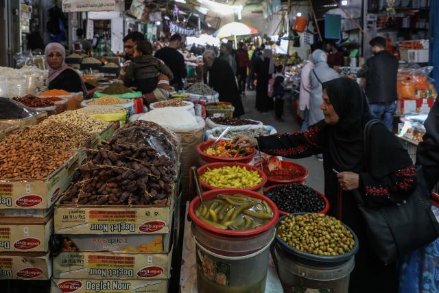 (260216) -- GAZA CITY, Feb. 16, 2026 (Xinhua) -- Palestinians shop inside a market in the Gaza City ahead of Ramadan, on Feb. 16, 2026. (Photo by Rizek Abdeljawad/Xinhua)