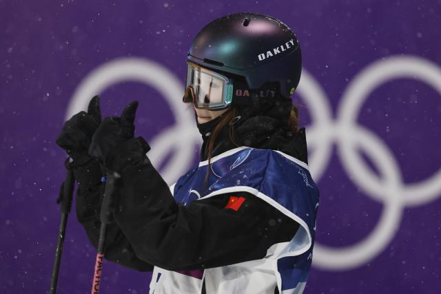 (260216) -- LIVIGNO, Feb. 16, 2026 (Xinhua) -- Liu Mengting of China gestures during the freestyle skiing women's freeski big air final at the Milan-Cortina 2026 Olympic Winter Games in Livigno, Italy, Feb. 16, 2026. (Xinhua/Wang Peng)