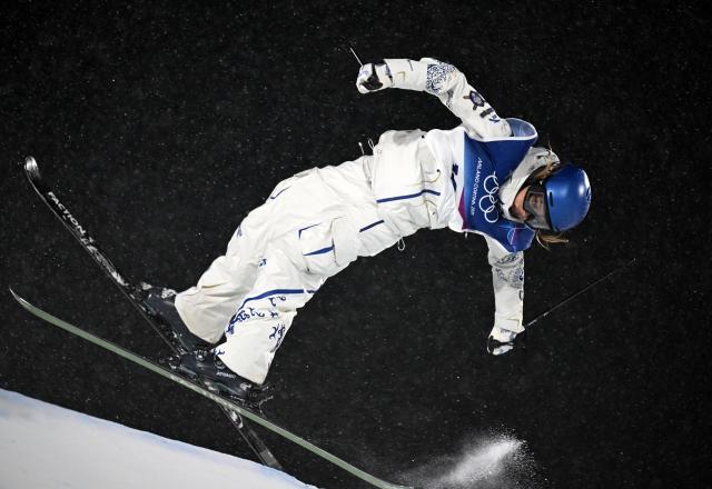 (260216) -- LIVIGNO, Feb. 16, 2026 (Xinhua) -- Gu Ailing of China competes during the freestyle skiing women's freeski big air final at the Milan-Cortina 2026 Olympic Winter Games in Livigno, Italy, Feb. 16, 2026. (Xinhua/Xia Yifang)