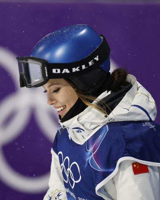 (260216) -- LIVIGNO, Feb. 16, 2026 (Xinhua) -- Gu Ailing of China waits for her score during the freestyle skiing women's freeski big air final at the Milan-Cortina 2026 Olympic Winter Games in Livigno, Italy, Feb. 16, 2026. (Xinhua/Wang Peng)