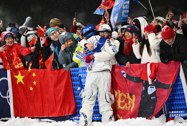 (260216) -- LIVIGNO, Feb. 16, 2026 (Xinhua) -- Gu Ailing of China hugs a spectator during the freestyle skiing women's freeski big air final at the Milan-Cortina 2026 Olympic Winter Games in Livigno, Italy, Feb. 16, 2026. (Xinhua/Zhang Hongxiang)