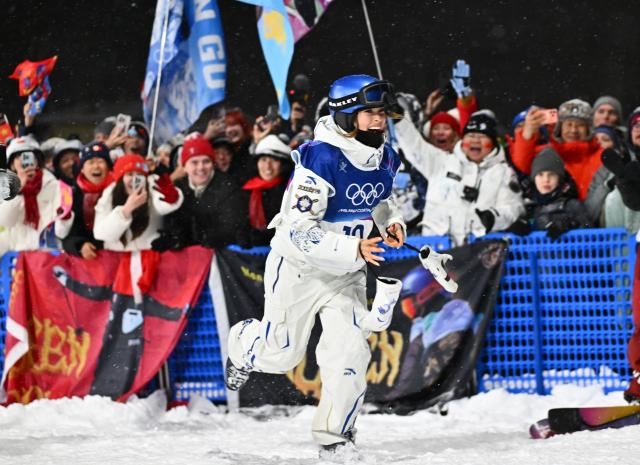 (260216) -- LIVIGNO, Feb. 16, 2026 (Xinhua) -- Gu Ailing (front) of China celebrates during the freestyle skiing women's freeski big air final at the Milan-Cortina 2026 Olympic Winter Games in Livigno, Italy, Feb. 16, 2026. (Xinhua/Zhang Hongxiang)