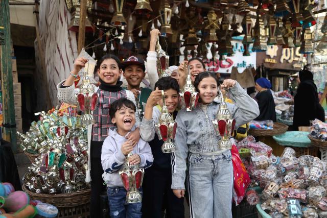 (260216) -- CAIRO, Feb. 16, 2026 (Xinhua) -- Kids hold traditional lanterns at a market ahead of Ramadan in Cairo, Egypt, on Feb. 16, 2026. (Xinhua/Ahmed Gomaa)