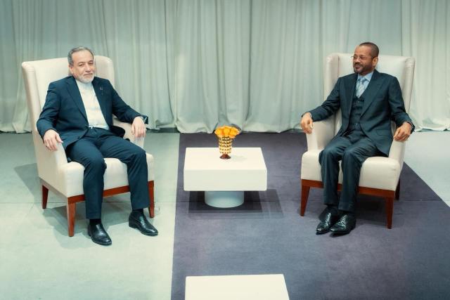 (260216) -- MUSCAT, Feb. 16, 2026 (Xinhua) -- Omani Foreign Minister Sayyid Badr bin Hamad bin Hamood Albusaidi (R) meets with Iranian counterpart Seyed Abbas Araghchi in Geneva, Switzerland, Feb. 16, 2026. Omani and Iranian top diplomats met in Geneva, Switzerland, on Monday to finalize preparations for a second round of indirect talks between Tehran and Washington, amid high tension in the Gulf and the Middle East. (Ministry of Information in Oman/Handout via Xinhua)