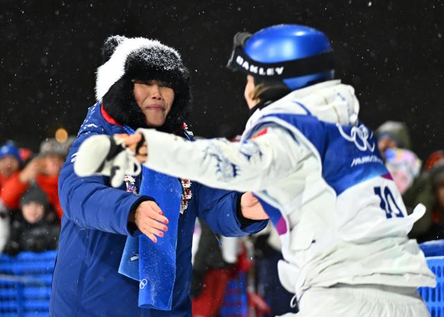 (260216) -- LIVIGNO, Feb. 16, 2026 (Xinhua) -- Gu Ailing (R) of China hugs her mother during the freestyle skiing women's freeski big air final at the Milan-Cortina 2026 Olympic Winter Games in Livigno, Italy, Feb. 16, 2026. (Xinhua/Zhang Hongxiang)