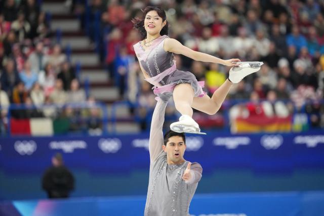 (260216) -- MILAN, Feb. 16, 2026 (Xinhua) -- Emily Chan (top)/Spencer Akira Howe of the United States compete during the figure skating pair skating free skating match at the Milan-Cortina 2026 Olympic Winter Games in Milan, Italy, Feb. 15, 2026. (Xinhua/Xue Yuge)