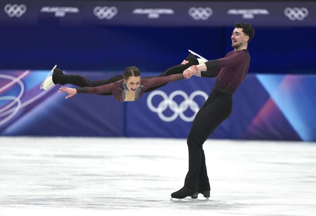 (260216) -- MILAN, Feb. 16, 2026 (Xinhua) -- Annika Hocke (L)/Robert Kunkel of Germany compete during the figure skating pair skating free skating match at the Milan-Cortina 2026 Olympic Winter Games in Milan, Italy, Feb. 15, 2026. (Xinhua/Xue Yuge)