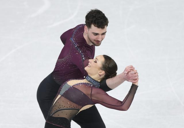 (260216) -- MILAN, Feb. 16, 2026 (Xinhua) -- Annika Hocke (front)/Robert Kunkel of Germany compete during the figure skating pair skating free skating match at the Milan-Cortina 2026 Olympic Winter Games in Milan, Italy, Feb. 15, 2026. (Xinhua/Li Ming)