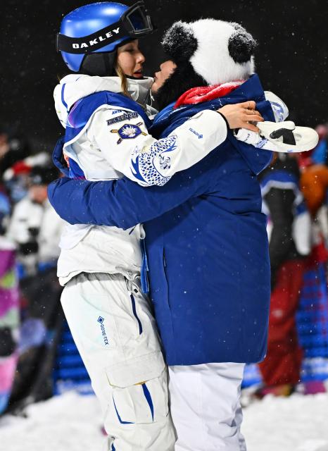 (260216) -- LIVIGNO, Feb. 16, 2026 (Xinhua) -- Gu Ailing (L) of China hugs her mother during the freestyle skiing women's freeski big air final at the Milan-Cortina 2026 Olympic Winter Games in Livigno, Italy, Feb. 16, 2026. (Xinhua/Zhang Hongxiang)