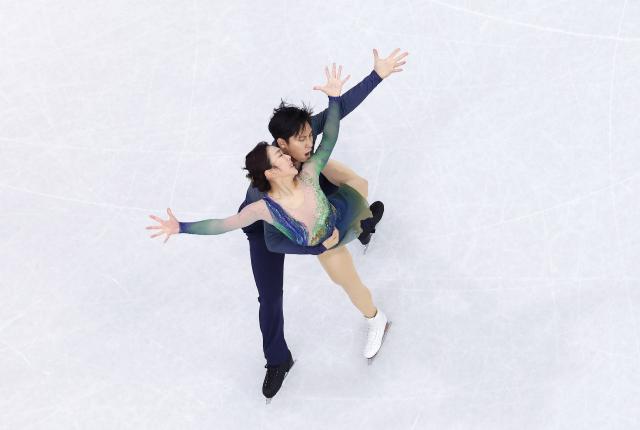 (260216) -- MILAN, Feb. 16, 2026 (Xinhua) -- Sui Wenjing (front)/Han Cong of China compete during the figure skating pair skating free skating match at the Milan-Cortina 2026 Olympic Winter Games in Milan, Italy, Feb. 16, 2026. (Xinhua/Li Ming)