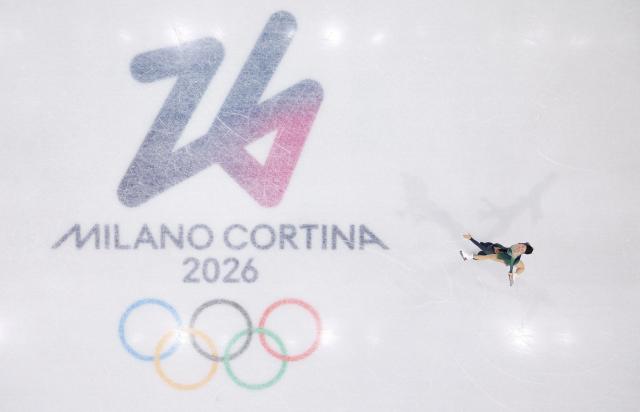 (260216) -- MILAN, Feb. 16, 2026 (Xinhua) -- Sui Wenjing (top)/Han Cong of China compete during the figure skating pair skating free skating match at the Milan-Cortina 2026 Olympic Winter Games in Milan, Italy, Feb. 16, 2026. (Xinhua/Li Ming)