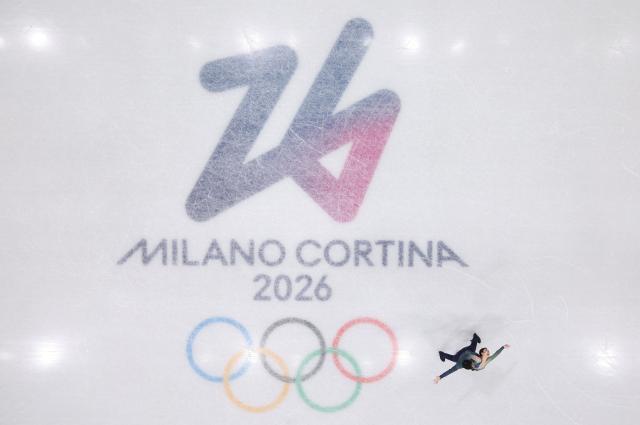 (260216) -- MILAN, Feb. 16, 2026 (Xinhua) -- Sui Wenjing (top)/Han Cong of China compete during the figure skating pair skating free skating match at the Milan-Cortina 2026 Olympic Winter Games in Milan, Italy, Feb. 16, 2026. (Xinhua/Li Ming)
