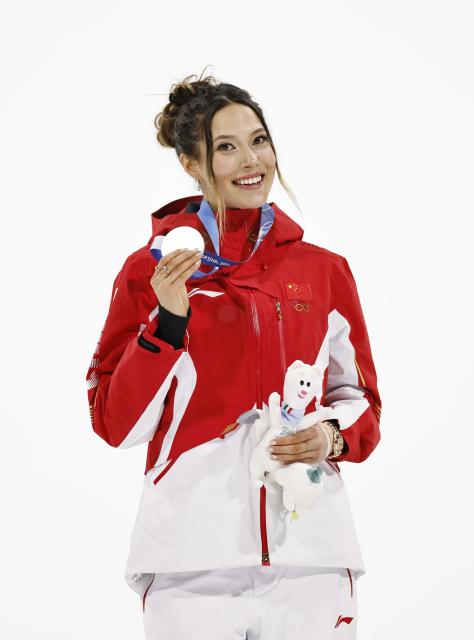 (260216) -- LIVIGNO, Feb. 16, 2026 (Xinhua) -- Silver medalist Gu Ailing of China poses for photos during the awarding ceremony of the freestyle skiing women's freeski big air event at the Milan-Cortina 2026 Olympic Winter Games in Livigno, Italy, Feb. 16, 2026. (Xinhua/Zhang Hongxiang)