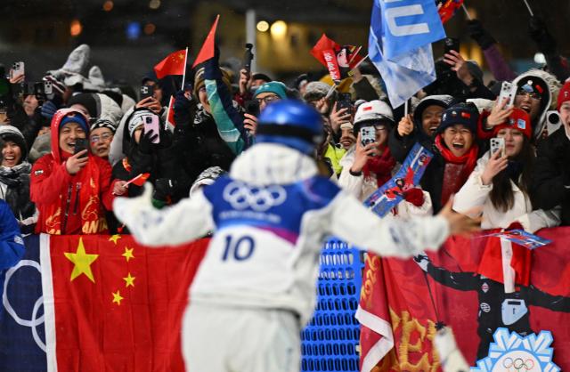 (260216) -- LIVIGNO, Feb. 16, 2026 (Xinhua) -- Gu Ailing of China is congratulated after the freestyle skiing women's freeski big air final at the Milan-Cortina 2026 Olympic Winter Games in Livigno, Italy, Feb. 16, 2026. (Xinhua/Zhang Hongxiang)