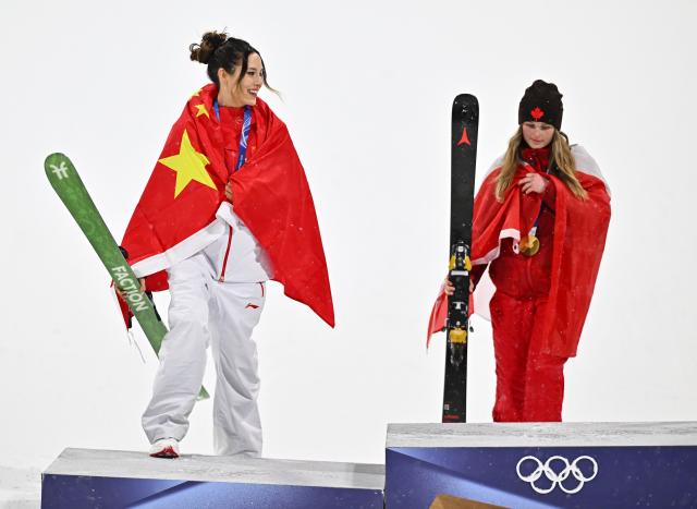 (260216) -- LIVIGNO, Feb. 16, 2026 (Xinhua) -- Silver medalist Gu Ailing (L) of China attends the awarding ceremony of the freestyle skiing women's freeski big air event at the Milan-Cortina 2026 Olympic Winter Games in Livigno, Italy, Feb. 16, 2026. (Xinhua/Zhang Hongxiang)