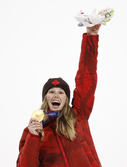 (260216) -- LIVIGNO, Feb. 16, 2026 (Xinhua) -- Gold medalist Megan Oldham of Canada poses for photos during the awarding ceremony of the freestyle skiing women's freeski big air event at the Milan-Cortina 2026 Olympic Winter Games in Livigno, Italy, Feb. 16, 2026. (Xinhua/Zhang Hongxiang)