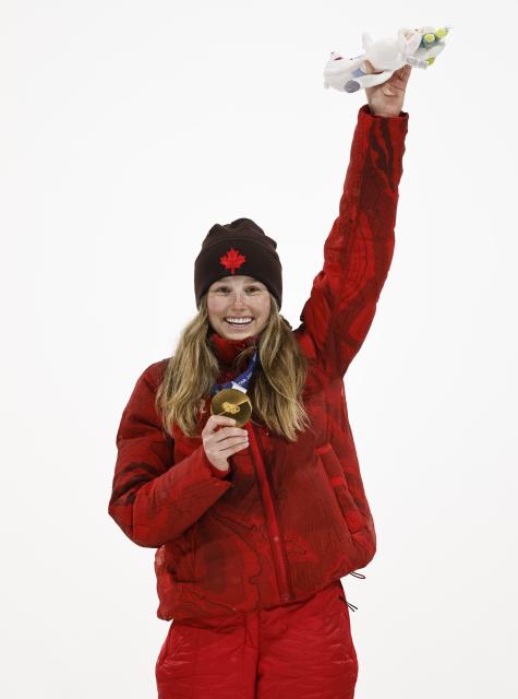 (260216) -- LIVIGNO, Feb. 16, 2026 (Xinhua) -- Gold medalist Megan Oldham of Canada poses for photos during the awarding ceremony of the freestyle skiing women's freeski big air event at the Milan-Cortina 2026 Olympic Winter Games in Livigno, Italy, Feb. 16, 2026. (Xinhua/Zhang Hongxiang)