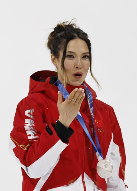 (260216) -- LIVIGNO, Feb. 16, 2026 (Xinhua) -- Silver medalist Gu Ailing of China delivers kisses during the awarding ceremony of the freestyle skiing women's freeski big air event at the Milan-Cortina 2026 Olympic Winter Games in Livigno, Italy, Feb. 16, 2026. (Xinhua/Zhang Hongxiang)